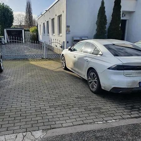 Zwei Schicke Mit Parkplatz *